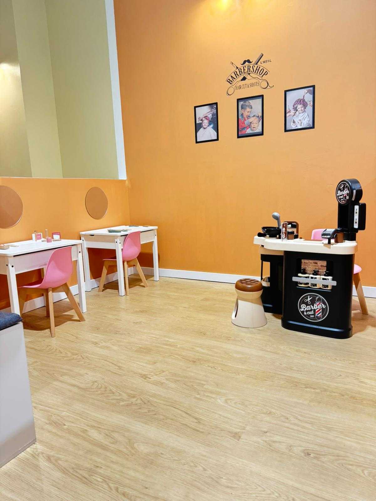 Salón de peluquería infantil, con un ambiente cálido y acogedor, perfecto para los más pequeños.